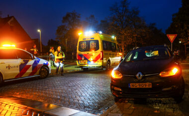 Politie en ambulance bij een verkeersongeval tussen een fietser en een personenauto op de Spaarneweg in Hoorn.