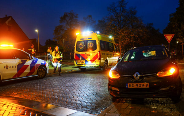 Politie en ambulance bij een verkeersongeval tussen een fietser en een personenauto op de Spaarneweg in Hoorn.
