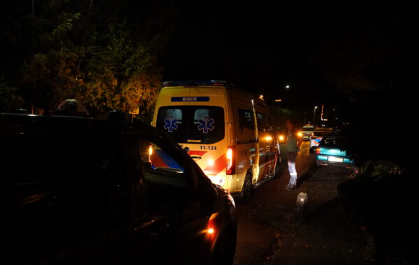 Politie en ambulance bij een woningoverval aan de straat Scharwoude in Scharwoude, waar meerdere verdachten een woning zijn binnengedrongen.