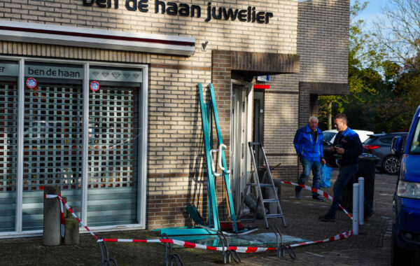Juwelierszaak aan de Westerblokker in Blokker waar dinsdagnacht een plofkraak plaatsvond.