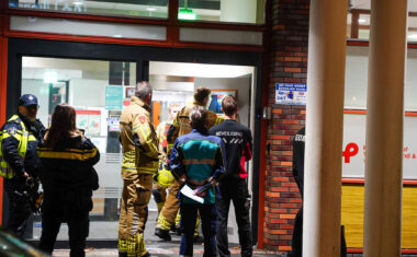 Brandweer bij de spoedhuisartsenpost aan de Maelsonstraat in Hoorn na een brandalarm en ontruiming op vrijdagavond.