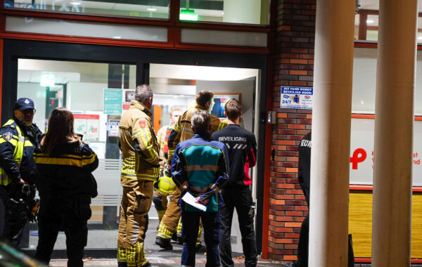 Brandweer bij de spoedhuisartsenpost aan de Maelsonstraat in Hoorn na een brandalarm en ontruiming op vrijdagavond.