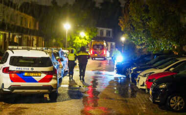 Hulpdiensten ingezet na een steekpartij in een woning aan de Kluut in Hoorn waarbij een persoon gewond raakte.
