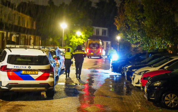 Hulpdiensten ingezet na een steekpartij in een woning aan de Kluut in Hoorn waarbij een persoon gewond raakte.