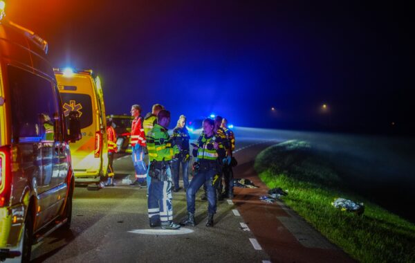 Twee voetgangers zijn donderdagavond 29 oktober 2026 zwaargewond geraakt bij een verkeersongeval op de Westerdijk in Hoorn. De politie heeft een 72-jarige automobilist aangehouden.