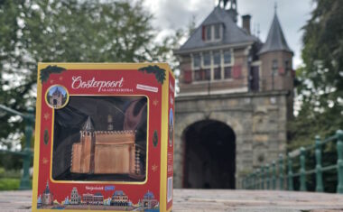 Handbeschilderde glazen kerstornamenten van de Oosterpoort en Hoofdtoren in Hoorn, verkrijgbaar bij het Museum van de 20e Eeuw.