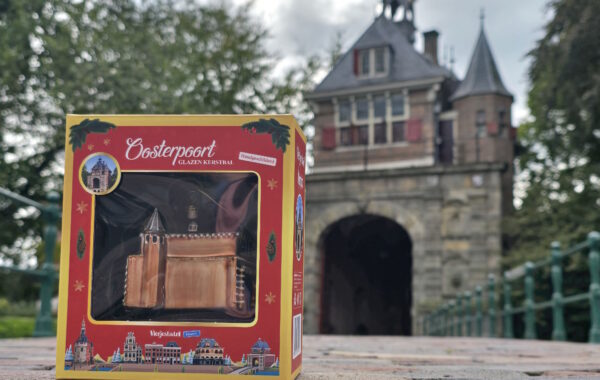 Handbeschilderde glazen kerstornamenten van de Oosterpoort en Hoofdtoren in Hoorn, verkrijgbaar bij het Museum van de 20e Eeuw.