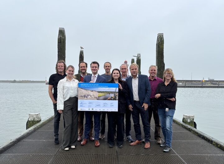 Van links naar rechts: Klaas Schenk (LTO Noord), Fleur Maartje Bakker (HAJK), Bas Rüter (Landschap Noord-Holland), Jelle Beemsterboer (gedeputeerde Landbouw), René van der Aarde (Bio NH), Anouk Gielen (gedeputeerde Natuur), Sijas Akkerman (Natuur en Milieufederatie), Nick de Snoo (Staatsbosbeheer), Frank de Wit (BoerenNatuur), Sjakel van Wesemael (PWN)