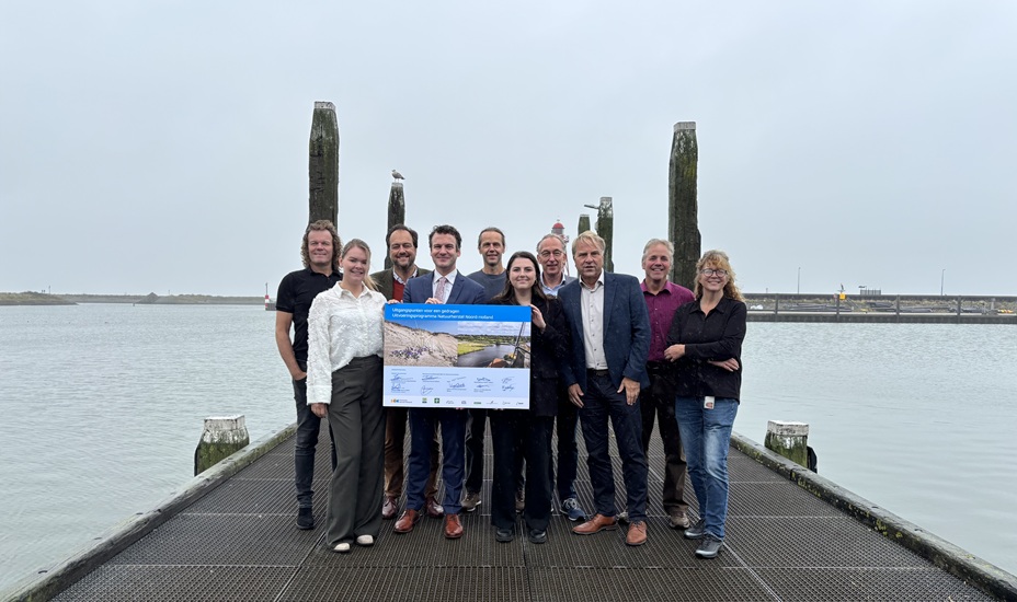 Van links naar rechts: Klaas Schenk (LTO Noord), Fleur Maartje Bakker (HAJK), Bas Rüter (Landschap Noord-Holland), Jelle Beemsterboer (gedeputeerde Landbouw), René van der Aarde (Bio NH), Anouk Gielen (gedeputeerde Natuur), Sijas Akkerman (Natuur en Milieufederatie), Nick de Snoo (Staatsbosbeheer), Frank de Wit (BoerenNatuur), Sjakel van Wesemael (PWN)