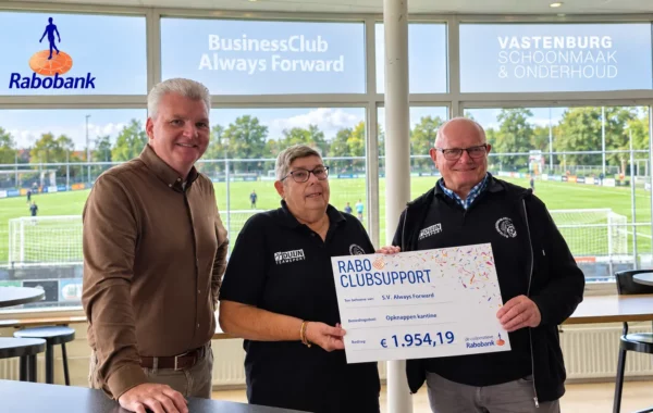 Gerrit en Tineke Visser van Always Forward ontvangen een cheque van Rabobank voor de inrichting van de nieuwe kantine.