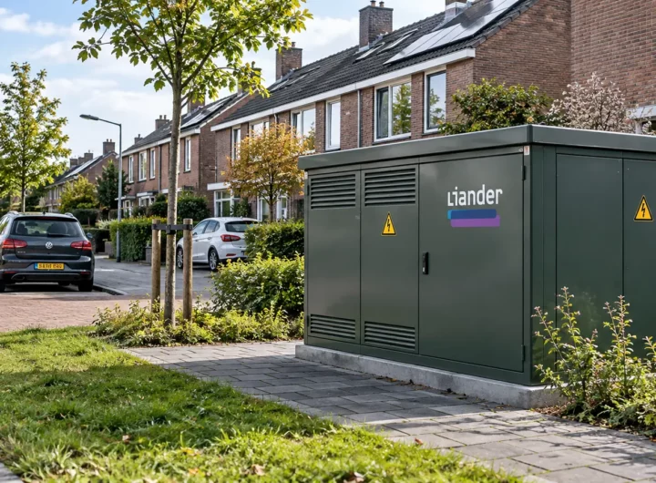 Transformatorstation van netbeheerder Liander in een woonwijk voor de uitbreiding van het elektriciteitsnet in Hoorn.