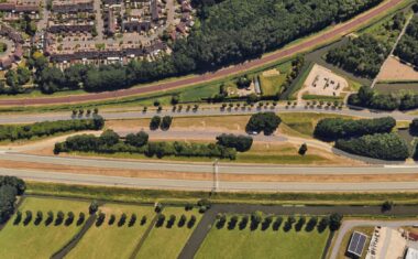 Verzorgingsplaats De Koggen langs de A7 bij Hoorn blijft voorlopig geopend doordat Rijkswaterstaat onvoldoende geld heeft voor uitbreiding van alternatieve parkeerplaatsen.