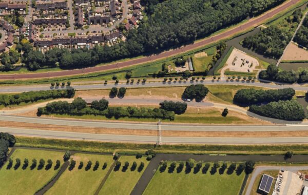 Verzorgingsplaats De Koggen langs de A7 bij Hoorn blijft voorlopig geopend doordat Rijkswaterstaat onvoldoende geld heeft voor uitbreiding van alternatieve parkeerplaatsen.
