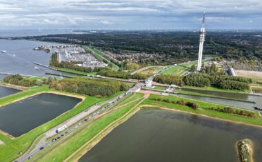 Vijf politieke partijen in Hoorn willen regionale actie tegen de langdurige afsluiting van de Houtribdijk voor vrachtverkeer.