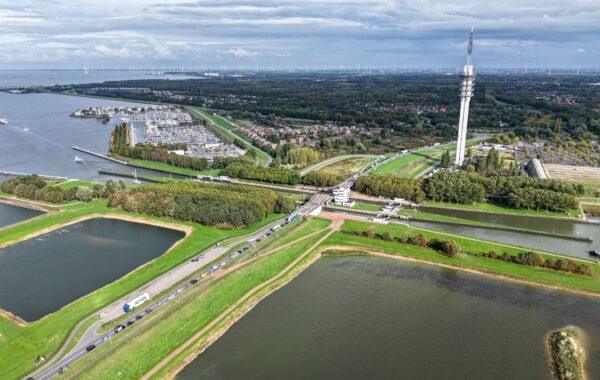 Vijf politieke partijen in Hoorn willen regionale actie tegen de langdurige afsluiting van de Houtribdijk voor vrachtverkeer.