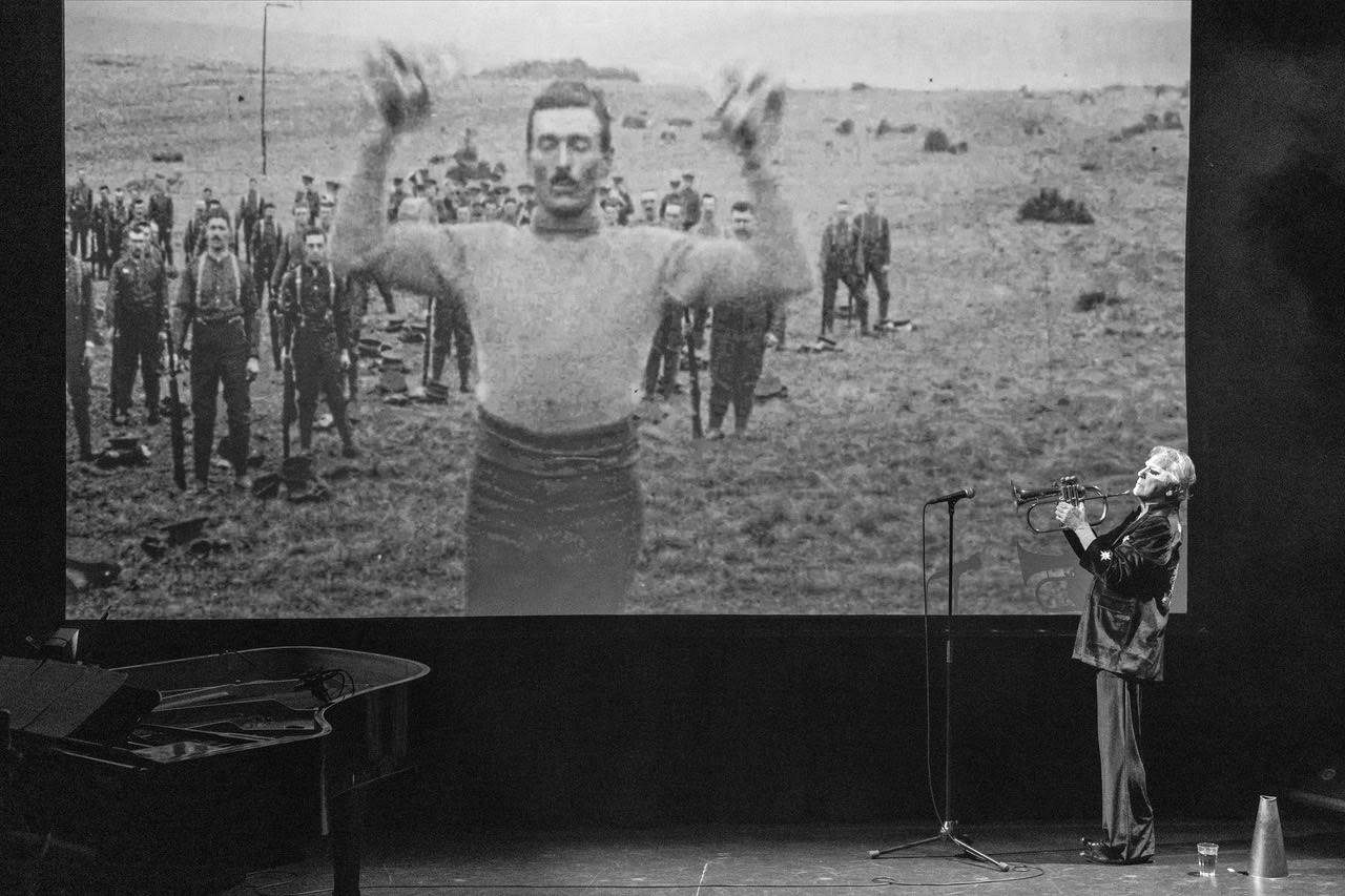 Acteur en muzikant Hans Dagelet brengt op 1 november 2026 de voorstelling R.I.P. – Bits and Pieces naar Theater Het Pakhuis in Hoorn.